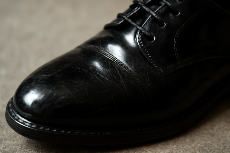 chaussure vernie avec micro-rayure visible