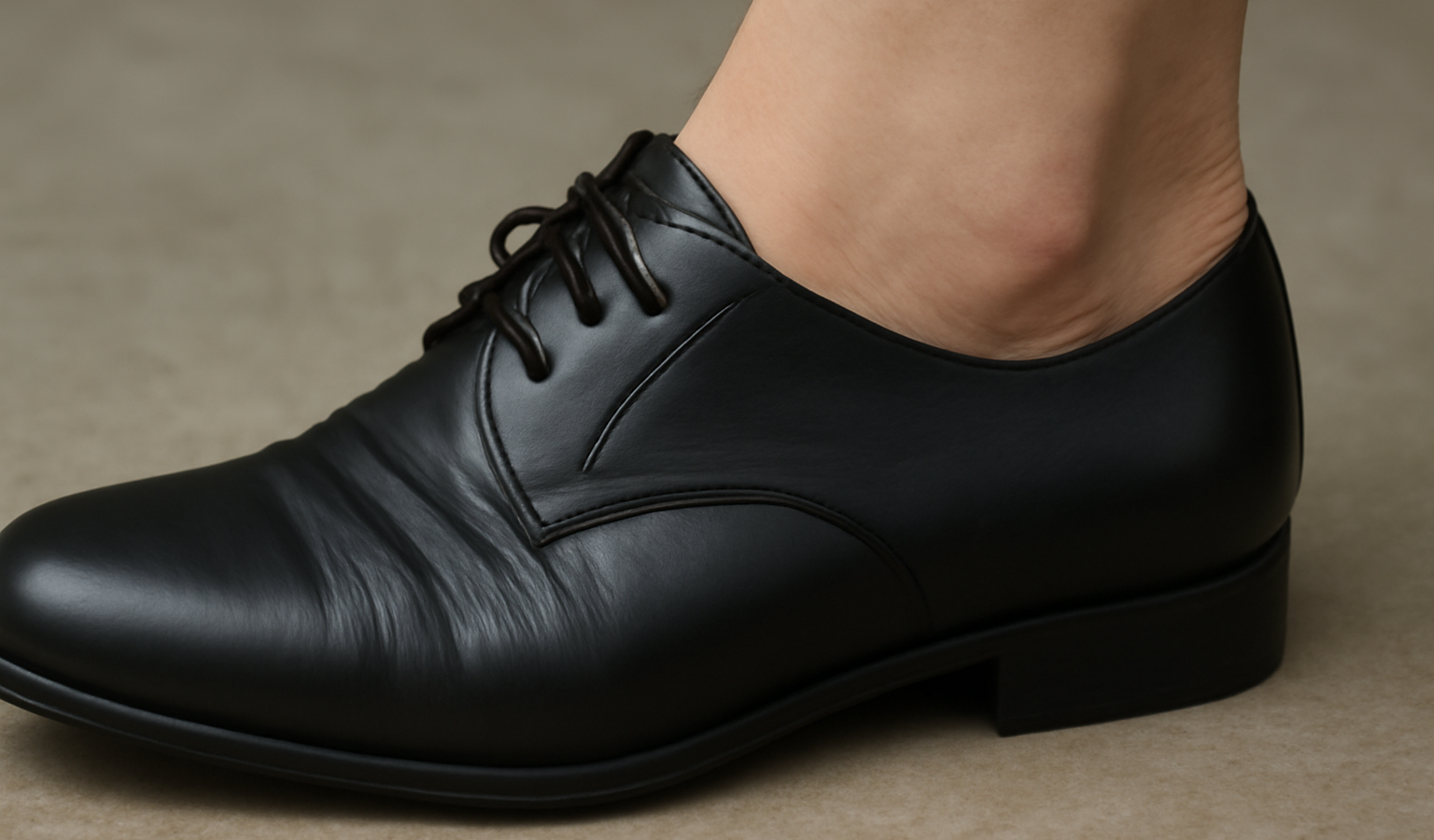 pied serré dans une chaussure étroite