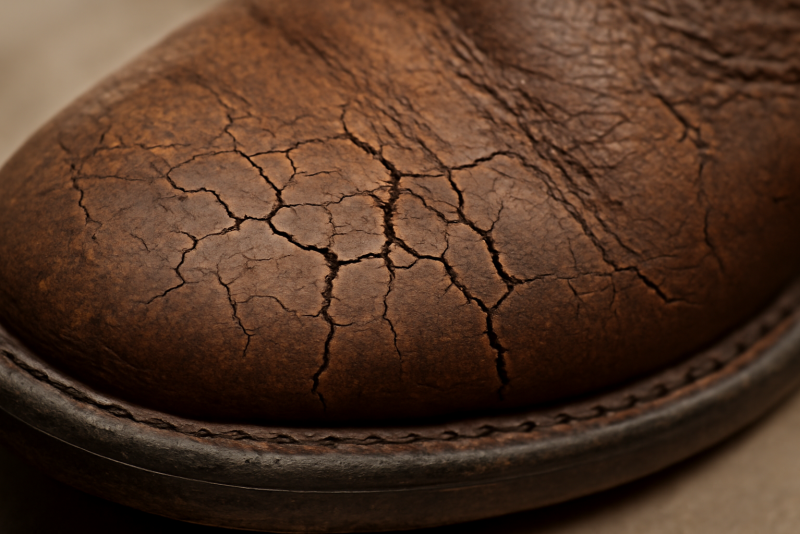 gros plan cuir fissure sur chaussure