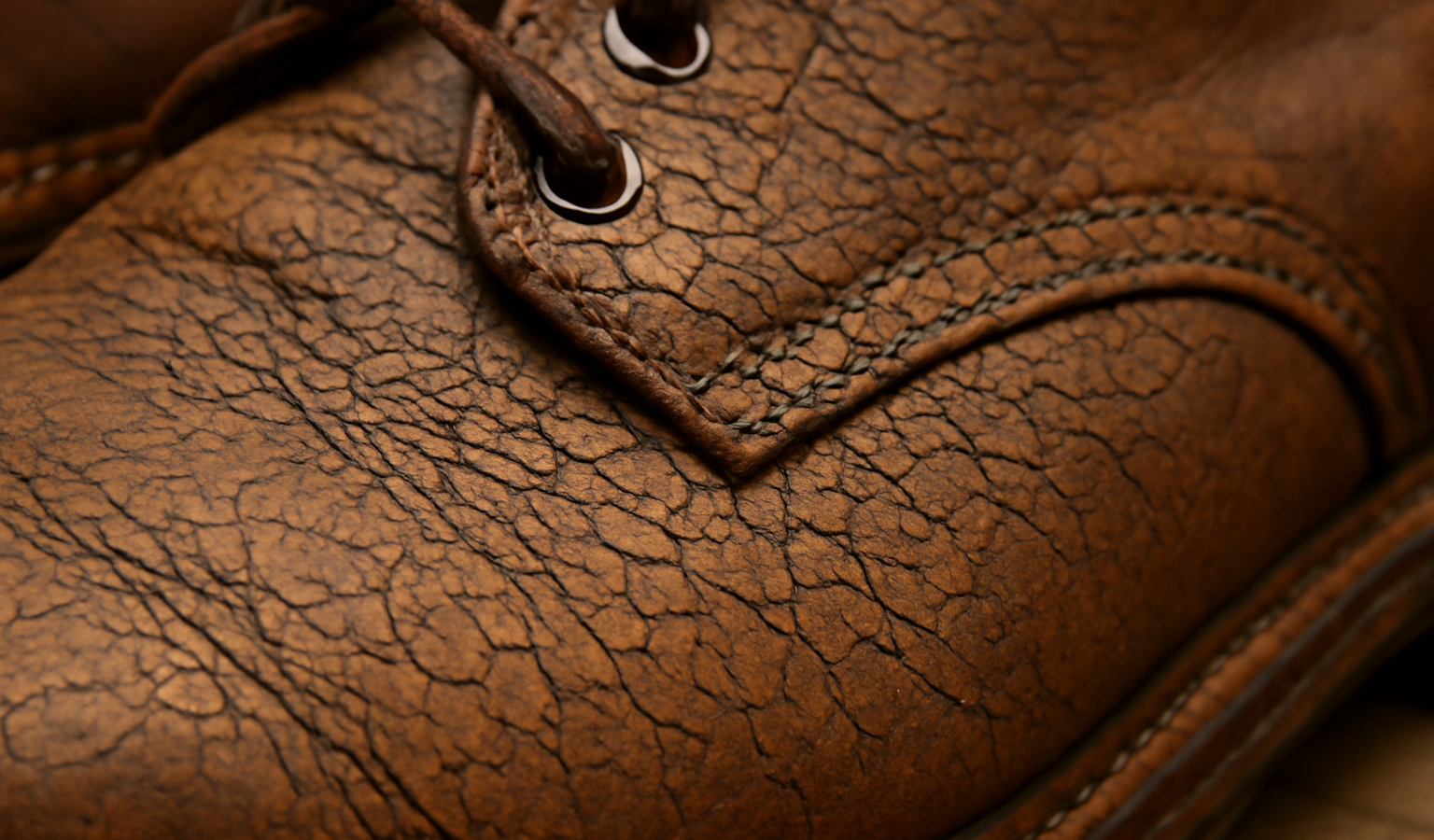gros plan cuir craquelé sur chaussure