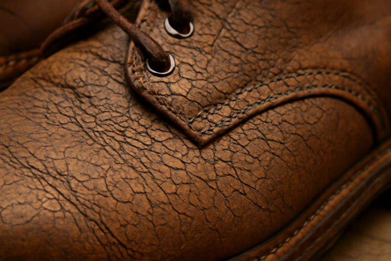 gros plan cuir craquelé sur chaussure