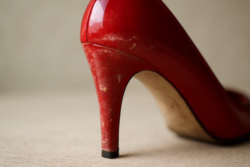 talon rouge avec marque de frottement