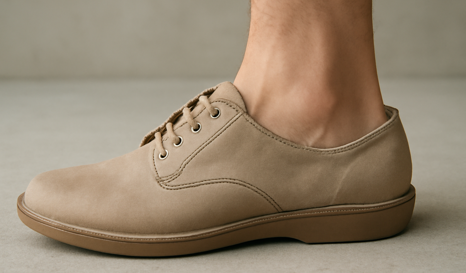 pied avec arche basse dans une chaussure