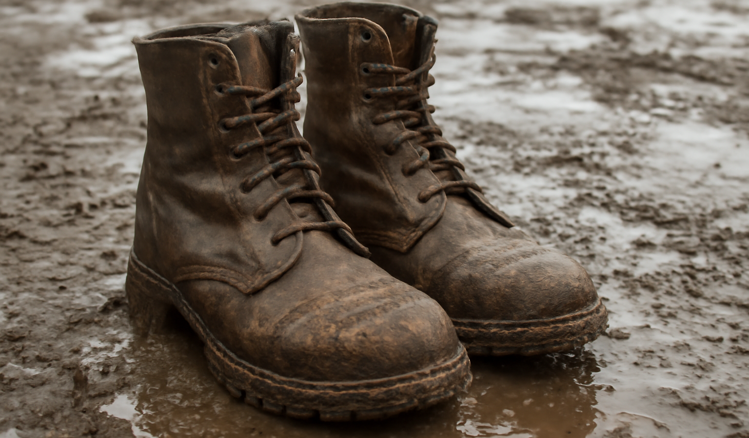 paire de bottes sur sol boueux hivernal