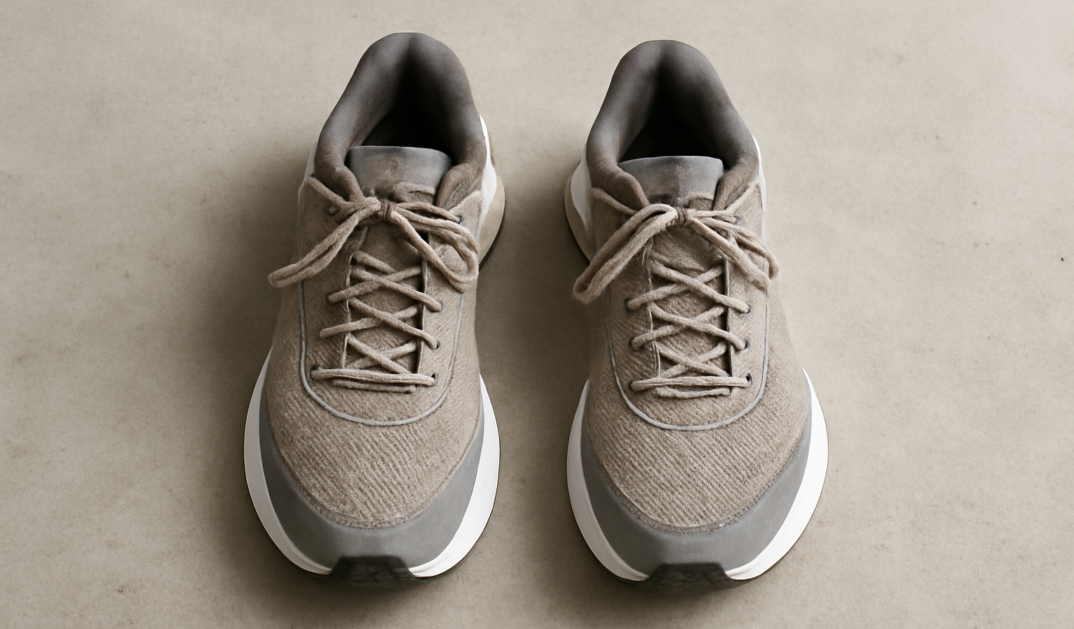 couple de baskets de running cote a cote