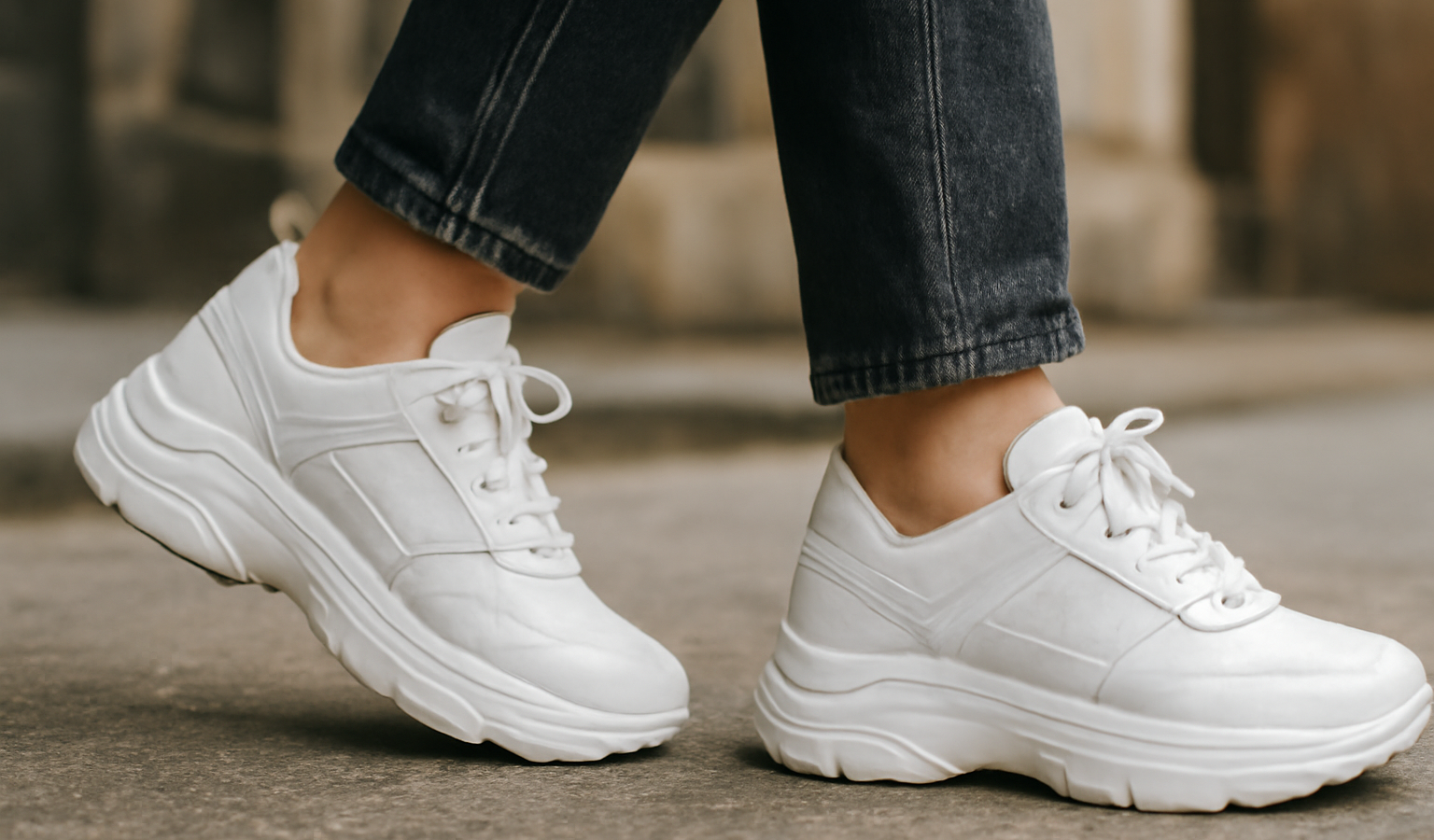 personne marchant avec baskets rembourrees