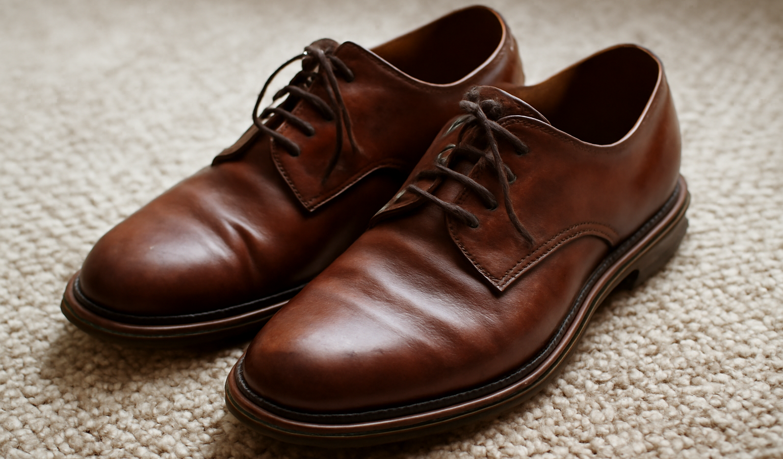 paire de chaussures en cuir sur tapis