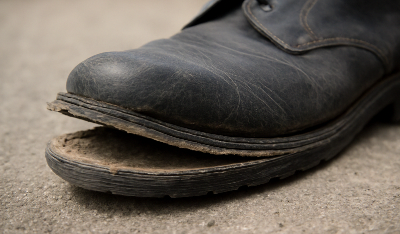 semelle partiellement decollée d'une chaussure