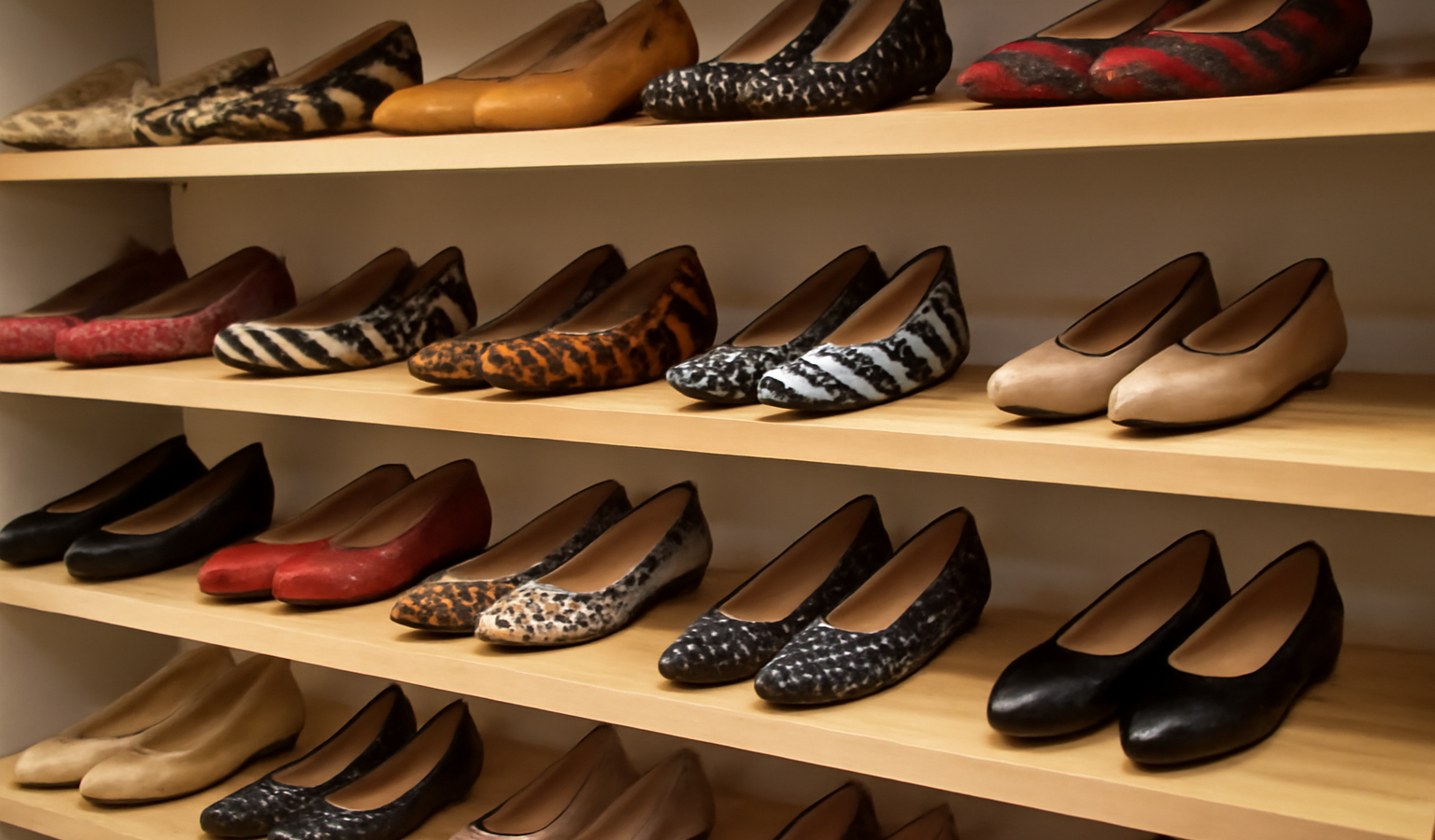 rayon de chaussures aux motifs varies en magasin