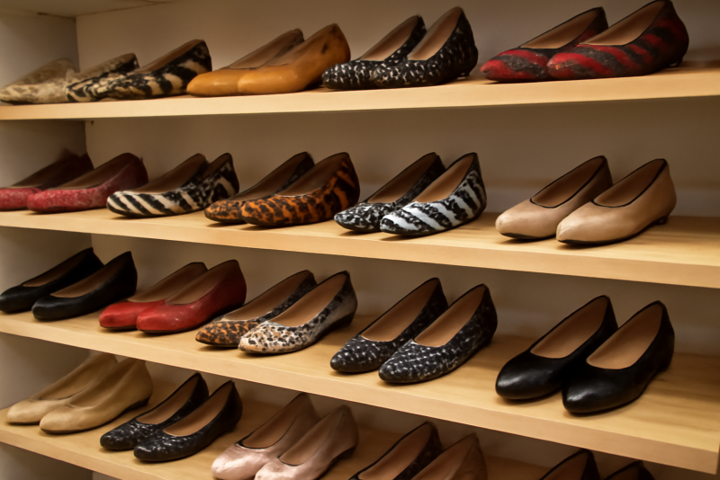 rayon de chaussures aux motifs varies en magasin