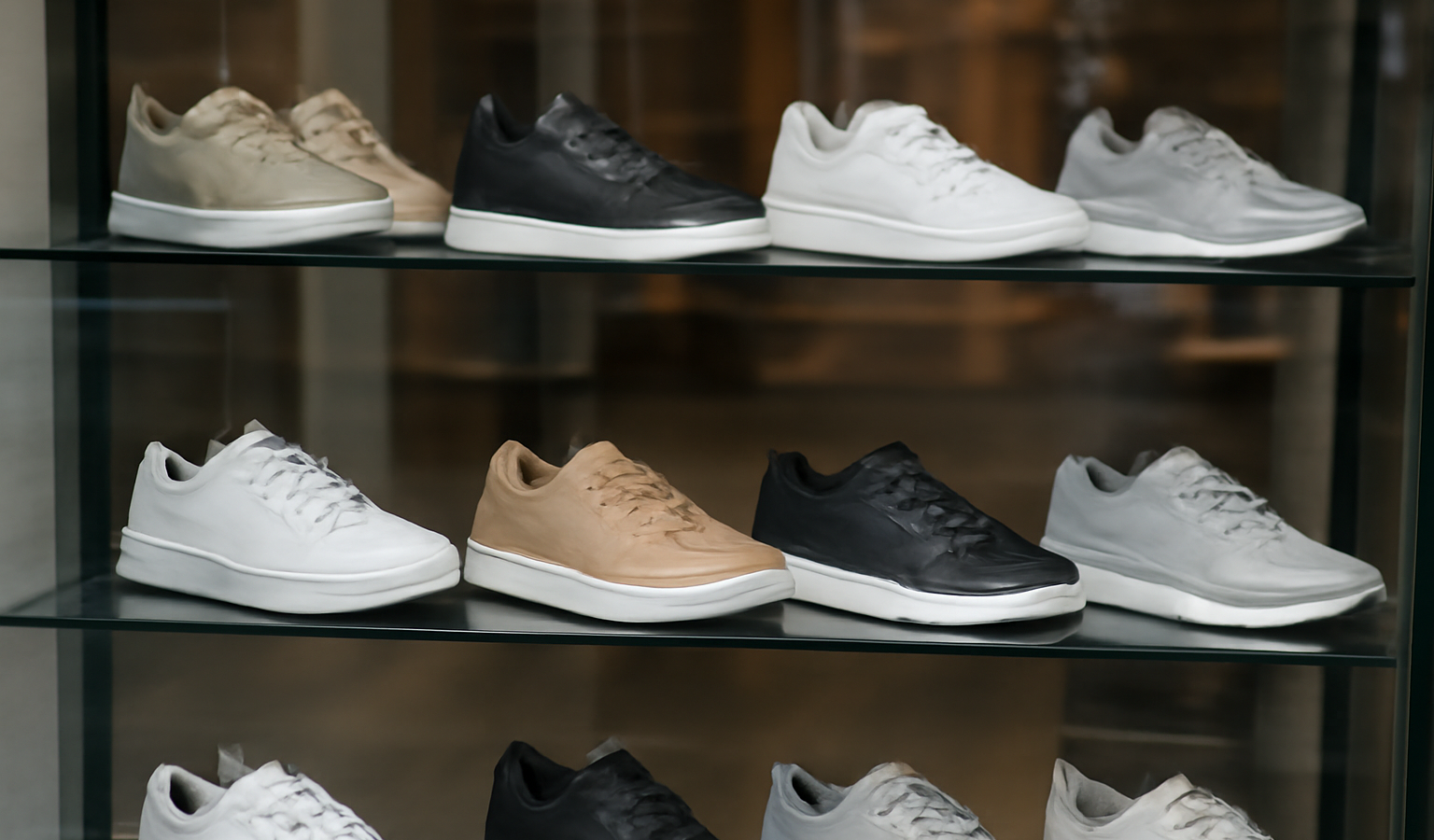 vitrine exposant plusieurs paires de baskets