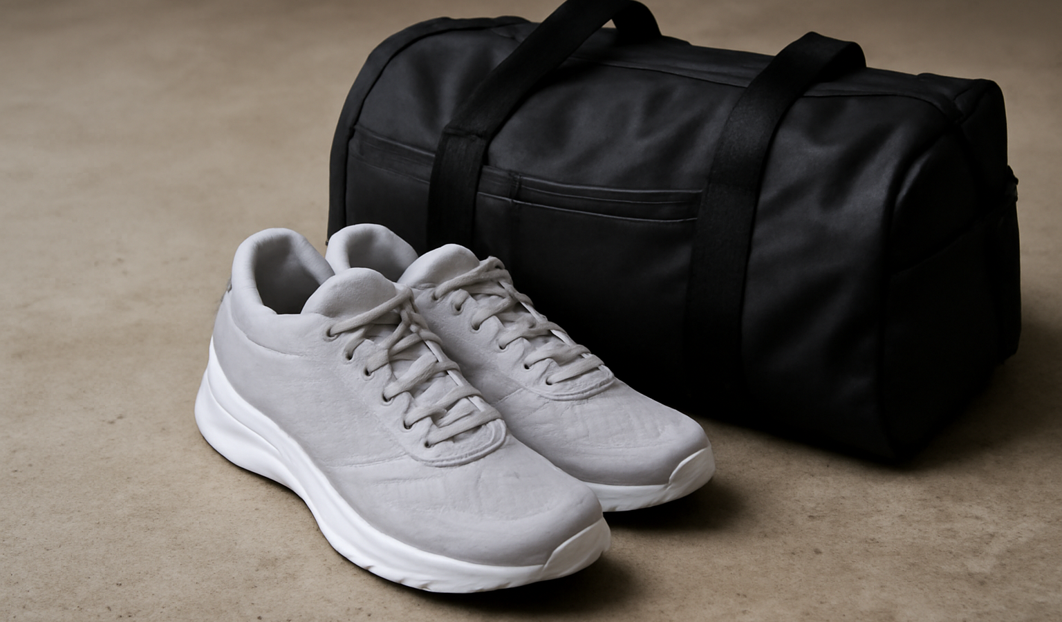paire de baskets posée près d'un sac de sport