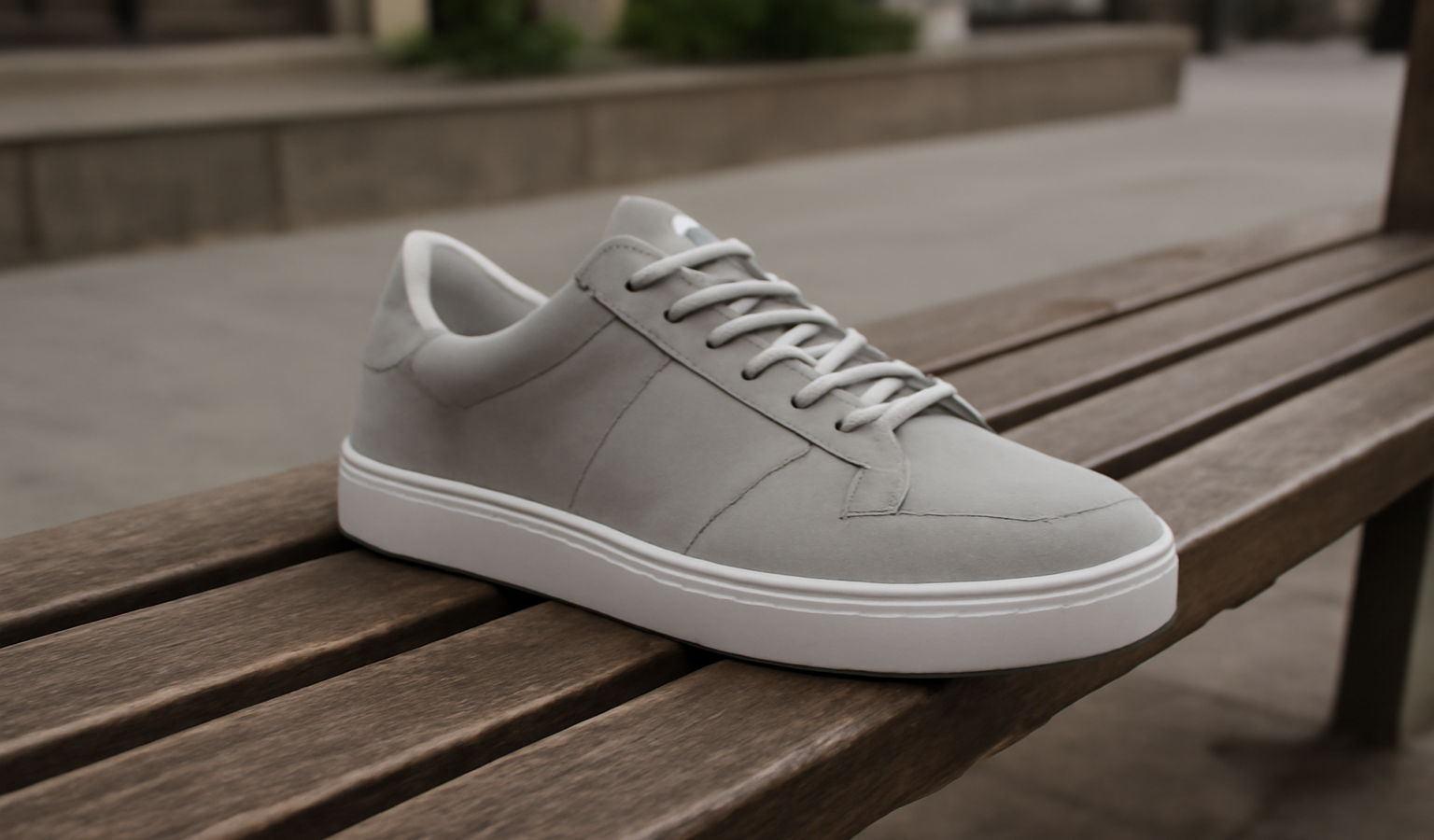 paire de baskets posee sur banc urbain