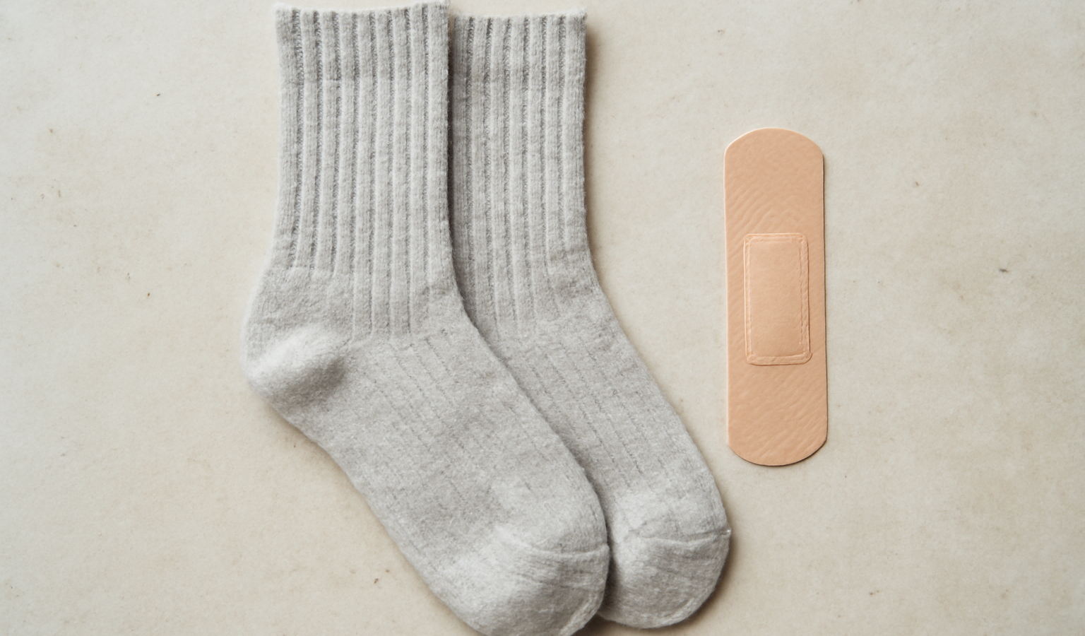 chaussettes et pansement poses cote a cote