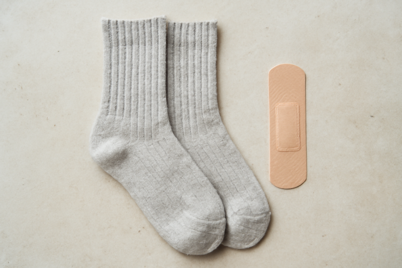chaussettes et pansement poses cote a cote