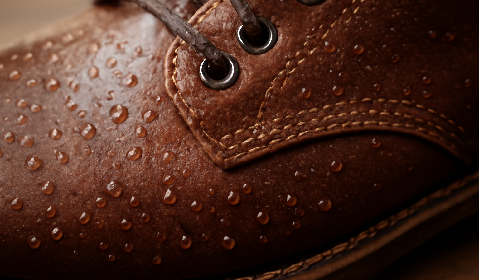 coutures mouillées sur une chaussure en cuir