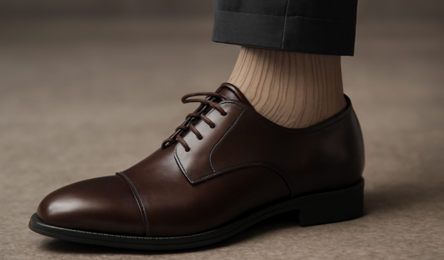 pied portant chaussette fine et chaussure ajustee