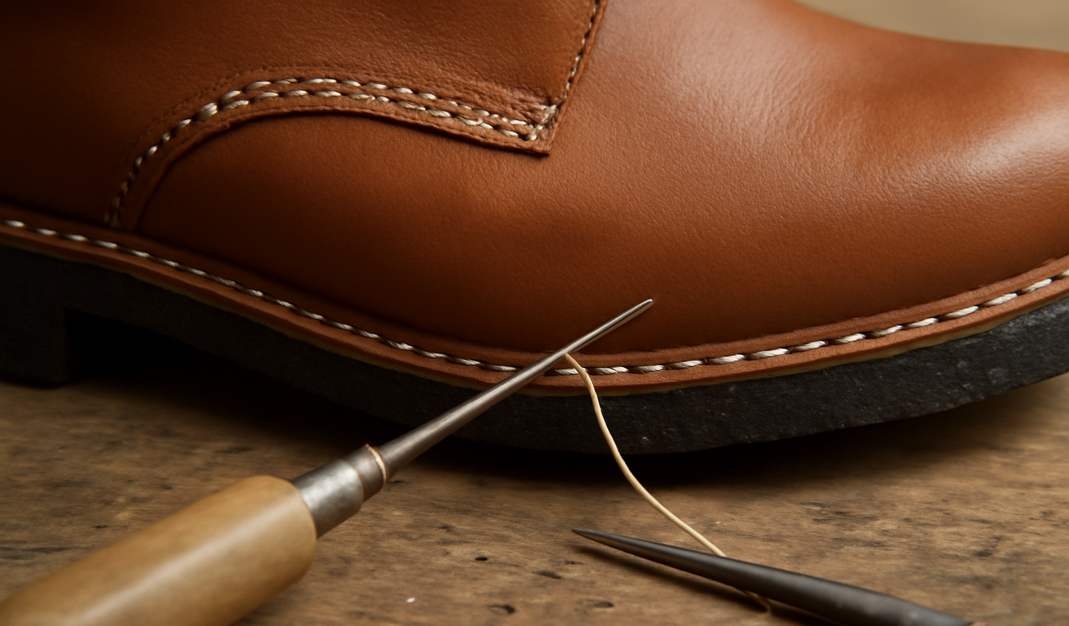 détail de couture et semelle sur un établi