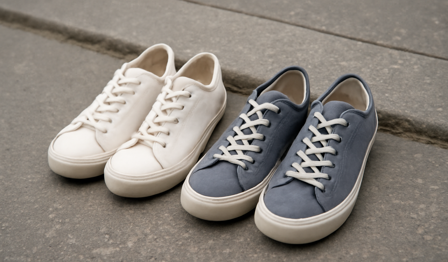 deux paires de baskets côte à côte sur trottoir