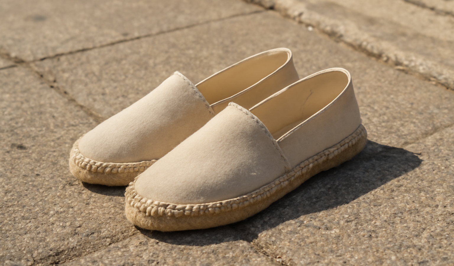 espadrilles posées sur un trottoir estival