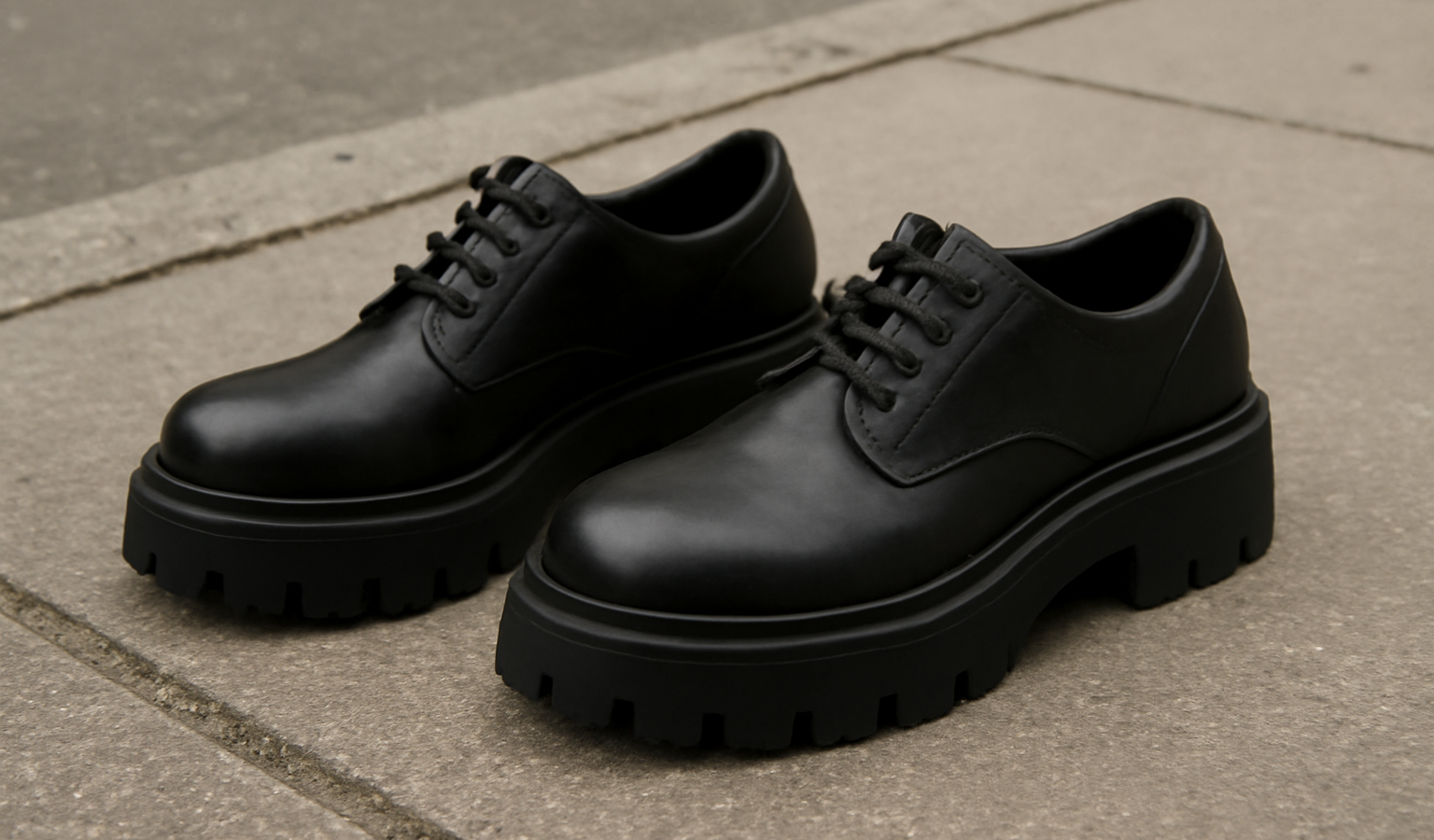 chaussures à semelles épaisses sur trottoir
